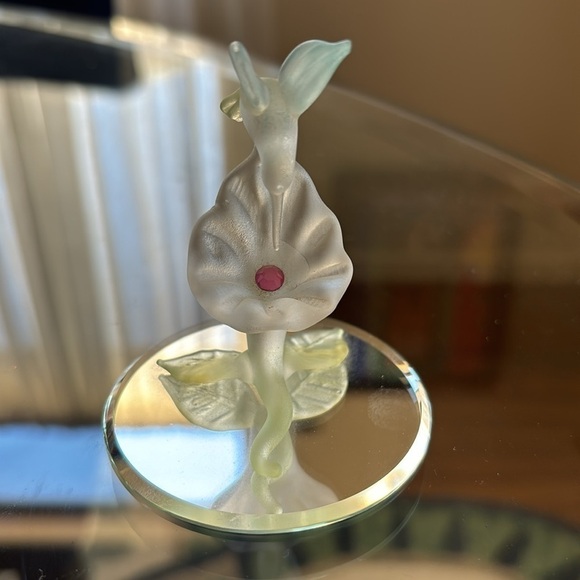 Frosted Glass Hummingbird on Flower Petal Figurine - Picture 5 of 6